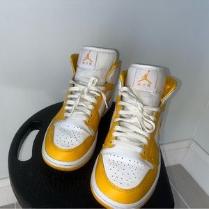 NIKE Air Jordan 1 Mid 'University Gold’